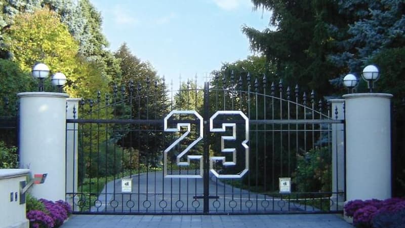 Le portail d'entrée qui porte le numéro 23