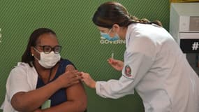 L'infirmière Monica Calazans est la première à recevoir le vaccin CoronaVac Sinovac Biotech contre le coronavirus COVID-19 à l'hôpital Clinicas de Sao Paulo, au Brésil, le 17 janvier 2021.