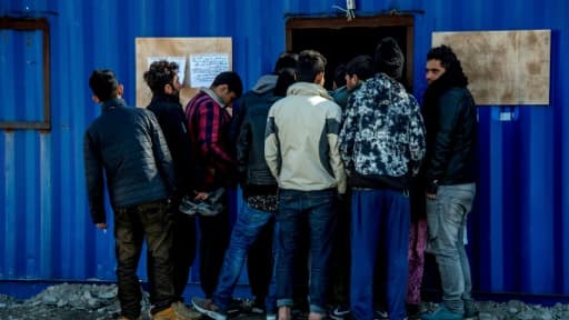 Distribution de repas aux migrants hébergés dans un camp de Grande-Synthe, dans le nord de la France après la fermeture de la Jungle de Calais, le 21 mars 2017