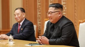 Le haut responsable nord-coréen Kim Yong Chol, en compagnie de Kim Jong-un.