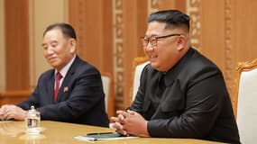 Le haut responsable nord-coréen Kim Yong Chol, en compagnie de Kim Jong-un.