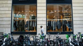 Un passant devant une boutique IKKS à Paris, le 3 octobre 2025
