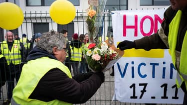 Des gilets jaunes rendent hommage à Chantal Mazet, le 17 novembre 2019 au Pont-de-Beauvoisin (Isère) manifestante décédée il y a un an.