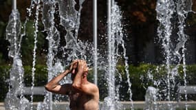 Un Français tente de se rafraîchir à Colmar, le 21 août 2023 