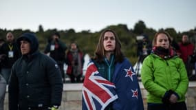 Des gens assistant à une cérémonie commémorative de l'"Anzac Day", le 25 avril 2017 à Gallipoli dans le sud de l'Italie