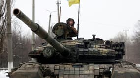 Char des forces armées ukrainiennes rejoignant sa position dans la région de Lugansk en Ukraine le 11 mars 2022