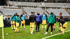 Les joueurs de Saint Denis FC à l'échauffement avant le match de Coupe de France contre le Paris FC à Charlety le 9 décembre 2023.