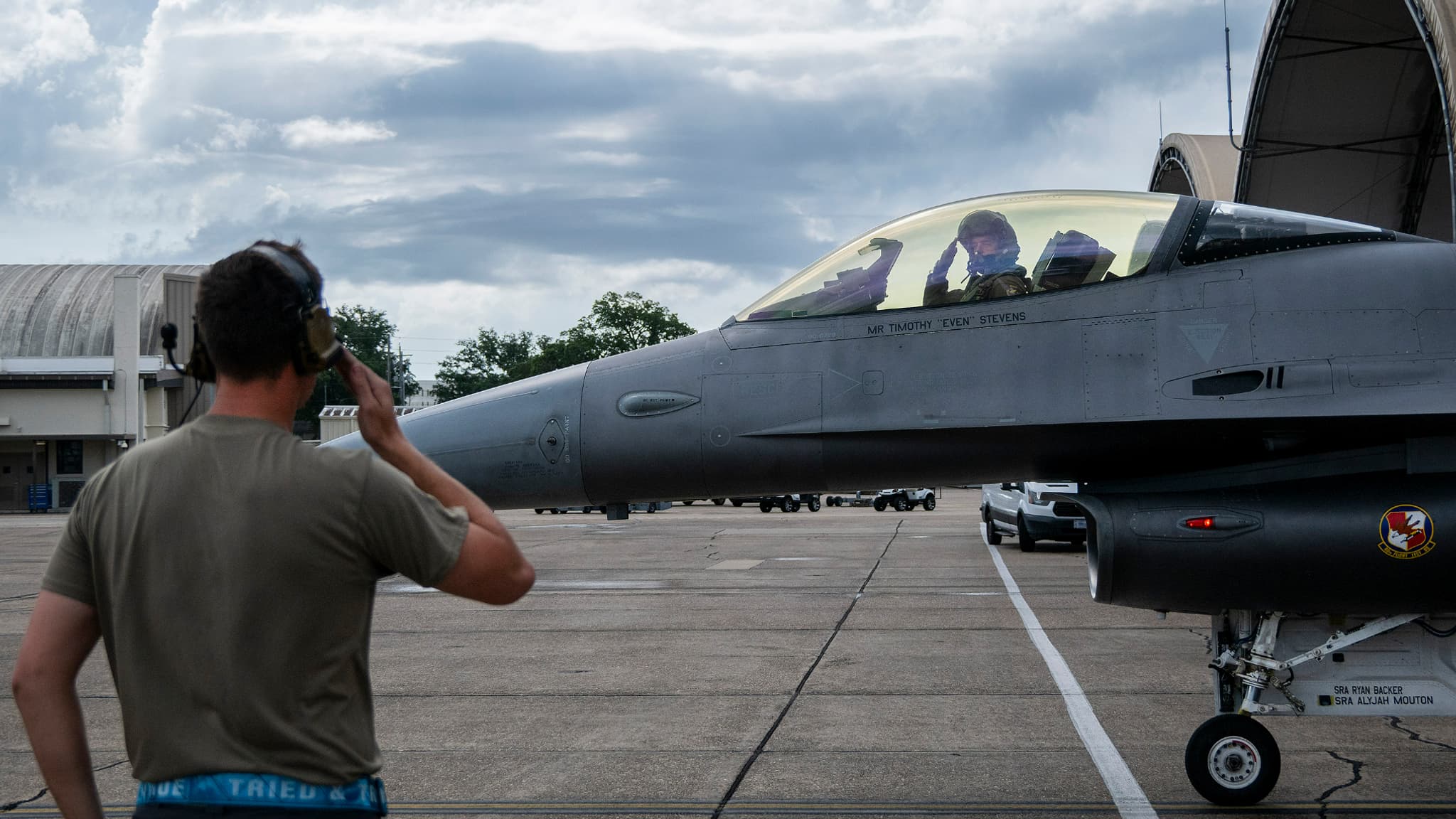 Un F-16 Fighting Falcon, modifié pour le programme VENOM (Viper Experimentation and Next-gen Operations Model – Autonomy Flying Testbed), effectue des opérations de vol lors d'essais de systèmes autonomes en juin 2026, sur la base aérienne d'Eglin (photo d'illustration)
