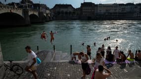 Des personnes se rafraîchissent dans l'eau du Rhin à Bâle, le 10 août 2020, alors qu'une vague de chaleur frappe l'Europe.