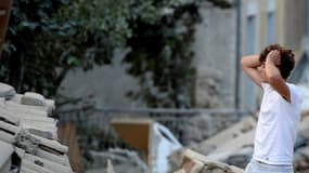 Un homme parmi les décombres à Amatrice, le 24 août 2016, après le puissant séisme qui a frappé le centre de l'Italie.