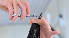 La cliente mécontente d'un salon de coiffure de San Diego a tenté mercredi d'abattre l'auteur de sa coupe de cheveux désastreuse