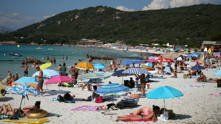 Des touristes sur une plage de Coti-Chiavari, le 14 août 2020 en Corse 
