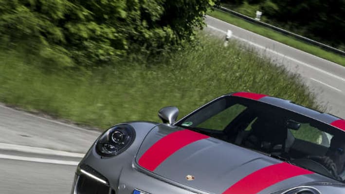 Sous le capot du monstre, 500 chevaux pour 4 litres de cylindrée et 460Nm de couple. Avec sa boite manuelle GT Sport, la 911 R abat le 0 à 100 en 3,8 secondes. Et demande de se battre au volant.
