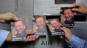 Des manifestants se préparent à poster des cartes-postales pour le Prix Nobel chinois Liu Xiaobo, devant un bureau de poste de Hong Kong, le 5 juillet 2017
