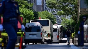 Bus transportant les accusés à leur procès à Tokyo. 
