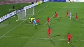 Filippo Berardi bute sur le gardien Julani Archibald lors du match amical Saint-Marin - Saint-Kitts-et-Nevis (0-0), le 24 mars 2024