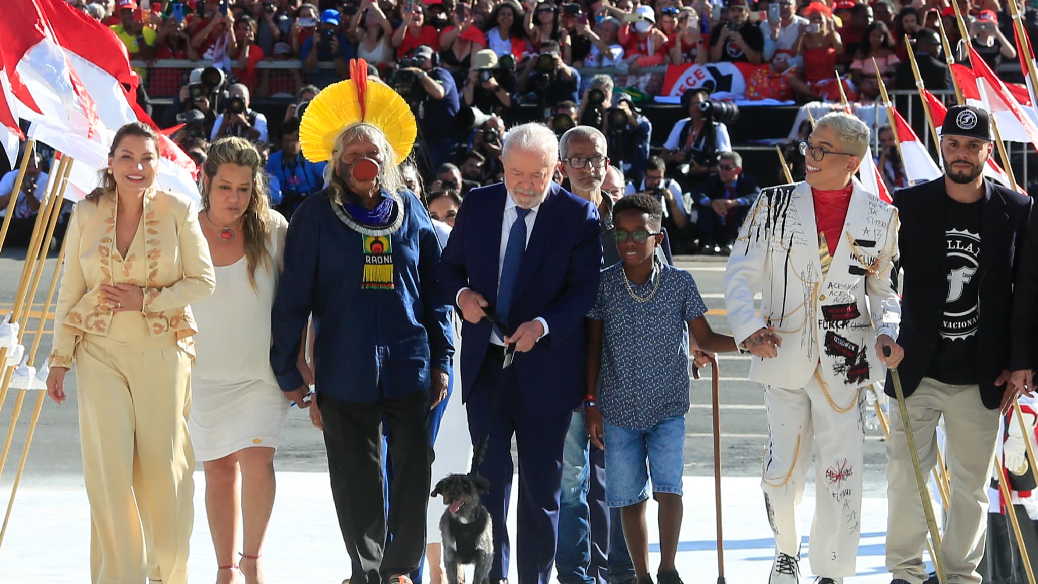 Lula remonte la rampe menant au palais présidentiel de Planalto accompagné de représentants du peuple, à Brasilia pour son investiture présidentielle, le 1er janvier 2023