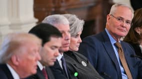 Le PDG d'ExxonMobil, Darren Woods (à droite), écoute le président américain Donald Trump (à gauche) lors d'une réunion avec des dirigeants de compagnies pétrolières dans la salle Est de la Maison-Blanche à Washington, le 9 janvier 2026.