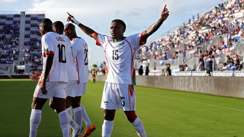 Patrick Burner, le 26 juin 2023, célèbre avec ses coéquipiers de l'équipe de la Martinique après avoir marqué un but face à Salvador lors de la Gold Cup