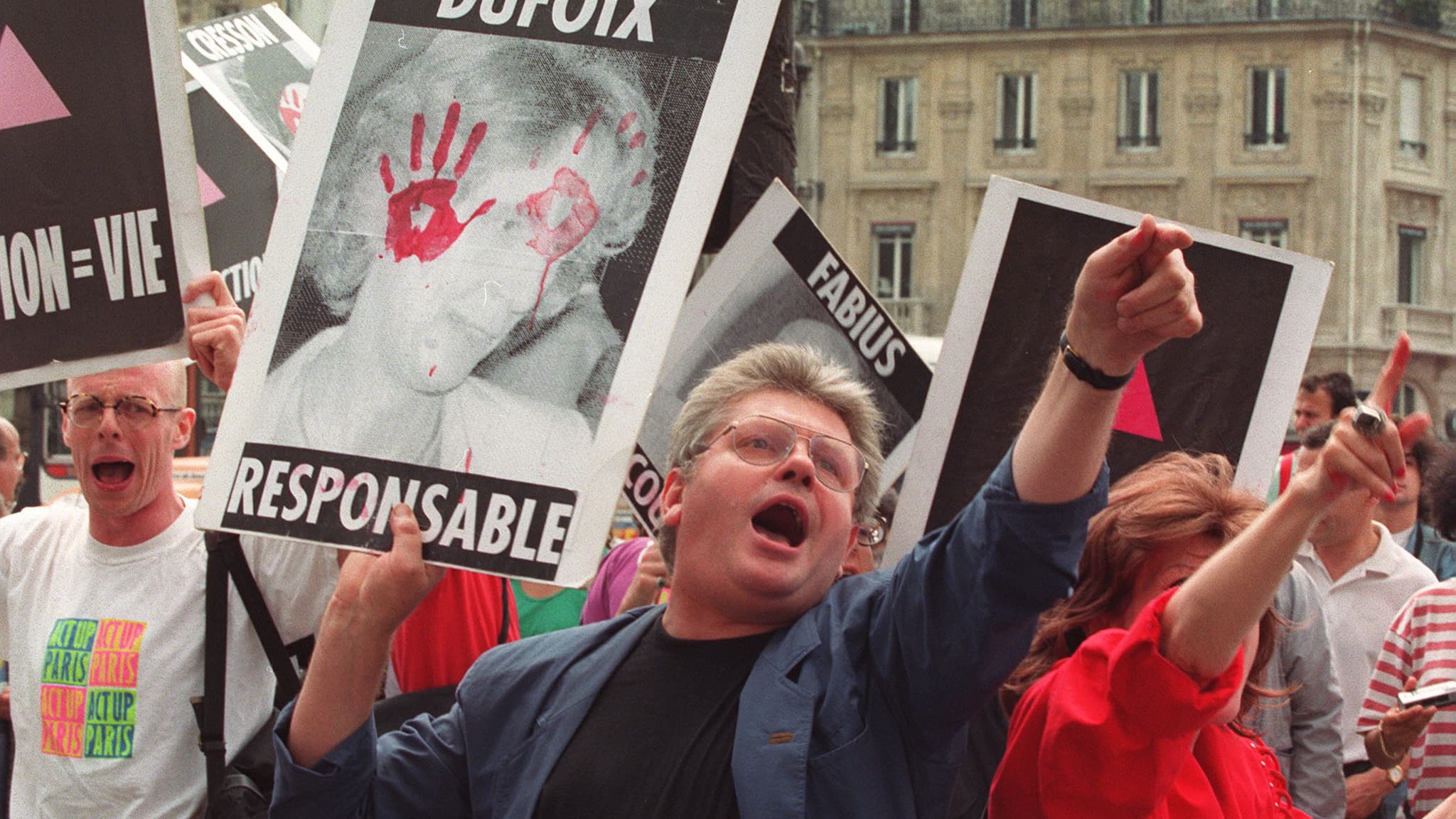 Émoi. Des manifestants de l'association Act Up crient des slogans sous les fenêtres du palais de justice de Paris, le 24 juillet 1992, où sont entendus Georgina Dufoix, Edmond Hervé et Laurent Fabius.