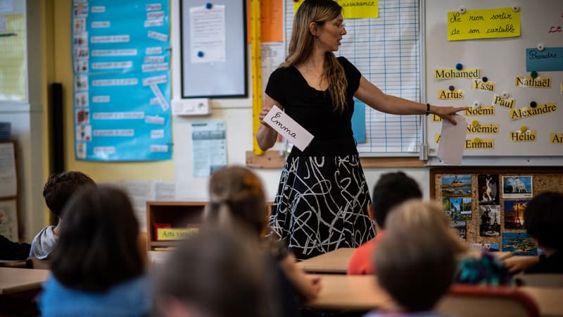 Une enseignante et ses élèves dans leur classe au premier jour de la rentrée, le 2 septembre 2019, dans l'école polyvalente Chaptal à Paris (photo d'illustration)