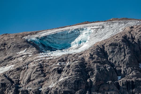 Un glacvier qui s'est effondré dans les Dolomites, en Italie, en juillet 2022  