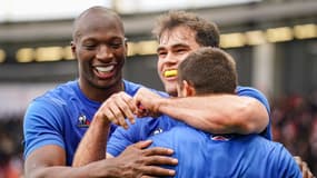 Sekou Macalou et Damian Penaud félicitent Thomas Ramos lors du match France-Japon 