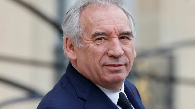 Le Premier ministre François Bayrou quitte le Palais de l'Elysée à Paris après la réunion hebdomadaire du cabinet, le 16 avril 2025