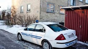 Véhicule de police à Morkhojvej, dans la banlieue de Copenhague, où quatre personnes ont été interpellées. Les polices danoise et suédoise ont arrêté cinq suspects au total -dont trois ressortissants suédois- soupçonnés d'avoir projeté un attentat au Dane