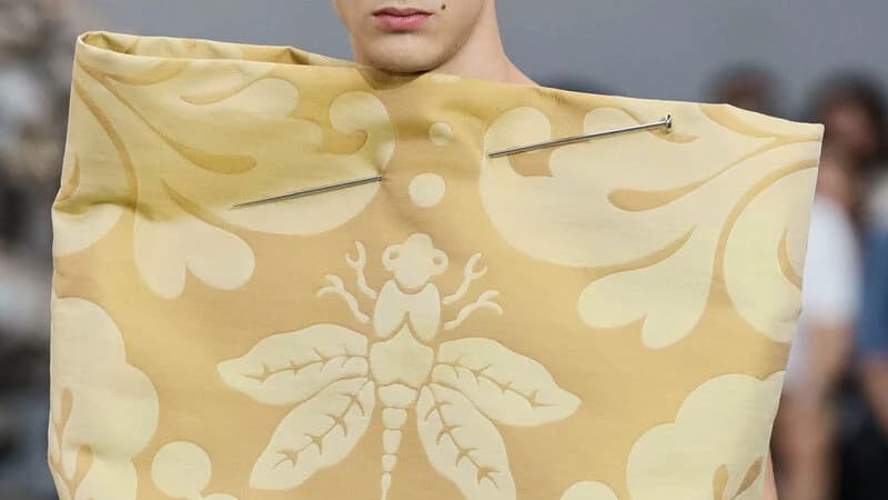 Look du défilé homme printemps-été 2024 de Loewe. Look du défilé homme printemps-été 2024 de Loewe.