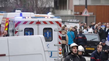 Secours et forces de l'ordre affluent devant le siège de Charlie Hebdo, le 7 janvier, après la fusillade.