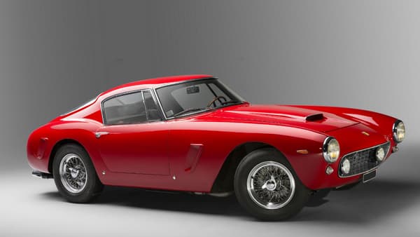 Présentée à l'origine en bleu, cette Ferrari a ensuite été repeinte en noir, puis en rouge, sa couleur actuelle.