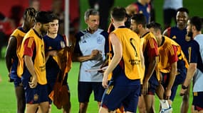 Le sélectionneur de l'Espagne, Luis Enrique, avec ses joueurs à l'entraînement