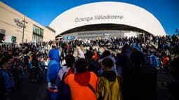 Des supporters phocéens se rendent à l'Orange Vélodrome pour assister à la rencontre de Ligue 1 entre l'OM et Lille, le 14 décembre 2024.