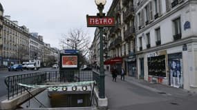 L'entrée d'une station de métro est fermée le 18 février 2022 à Paris en raison d'une grève à la RATP pour les salaires