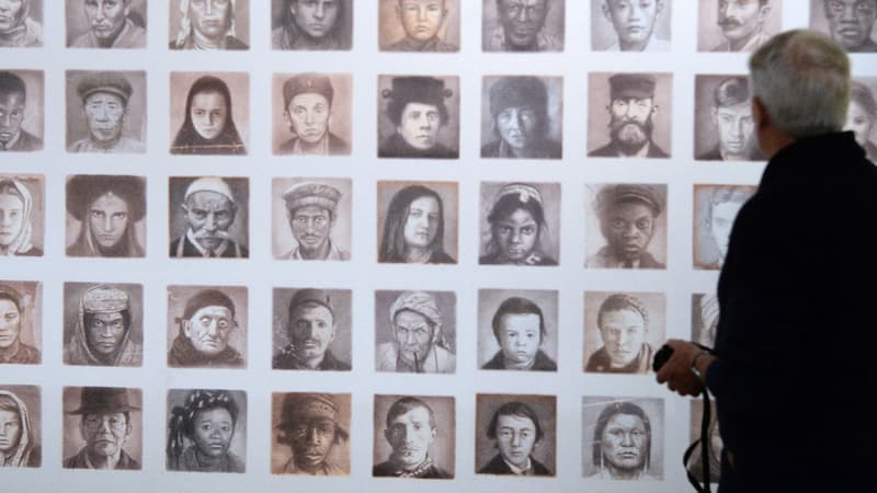 Un visiteur de l'exposition "Bande dessinée et immigration" au musée national de l'immigration en octobre 2013.