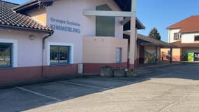 Des croix gammées et des tarifs de drogue ont été retrouvés sur la façade de ce groupe scolaire Kimmerling de Ruy-Montceau (Rhône). 