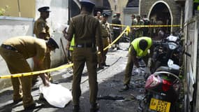 Les enquêteurs tentent de trouver des preuves après l'attaque d'une église à Batticaloa, au Sri Lanka, le 21 avril 2019. 