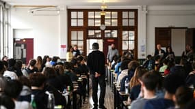 Des élèves de Terminale passent les épreuves de spécialité du baccalauréat, le 20 mars 2023 à Paris