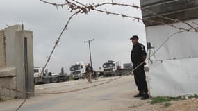Un membre des forces de sécurité du Hamas monte la garde au point de passage Kerem Shalom entre Israël et la bande de Gaza, le 24 février 2014. 