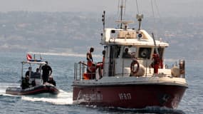 Des pompiers entrent dans le port de Porticello, près de Palerme en Sicile, le 23 août 2024