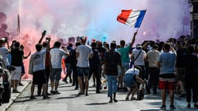 Les Français envahissent l'avenue des Champs-Elysées pour fêter la victoire des Bleus. 