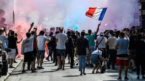 Les Français envahissent l'avenue des Champs-Elysées pour fêter la victoire des Bleus. 