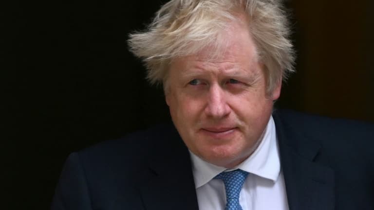 Le Premier ministre britannique Boris Johnson sort de ses bureaux au 10 Downing Street, le 19 avril 2022 à Londres