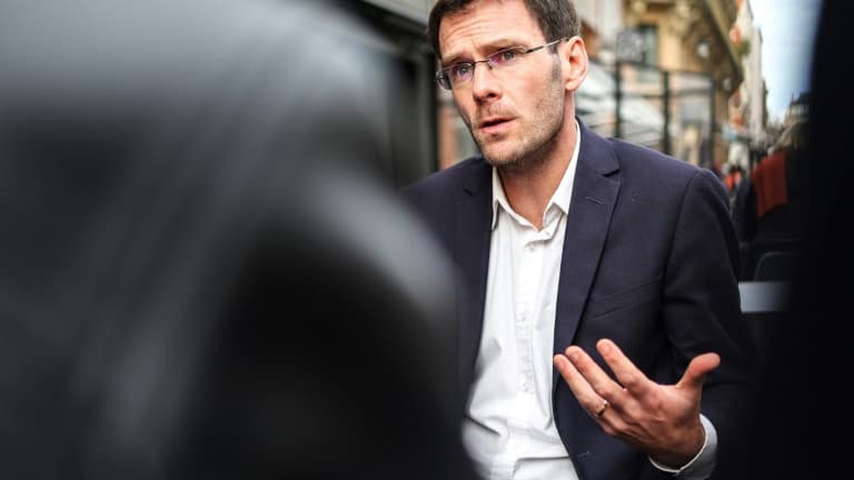 Le maire de Rouen et candidat à l'élection du prochain premier secrétaire du Parti socialiste (PS), Nicolas Mayer-Rossignol dans un café à Toulouse le 14 janvier 2023