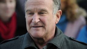 L'acteur Robin Williams en 1998 lors de la cérémonie de remise des Oscars, où il reçoit la prestigieuse statuette pour son rôle dans "Will Hunting".