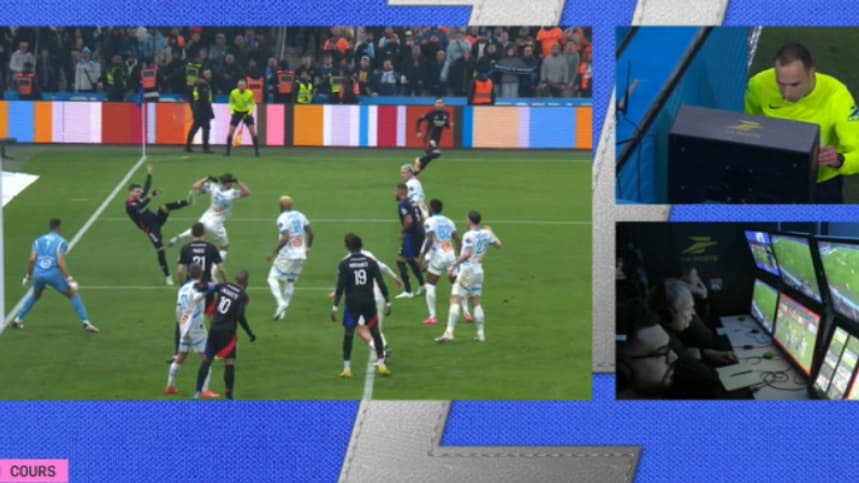 Le check du VAR sur la main d'Adrien Rabiot lors d'OM-OL, 20e journée de Ligue 1, 2 février 2025 Le check du VAR sur la main d'Adrien Rabiot lors d'OM-OL, 20e journée de Ligue 1, 2 février 2025