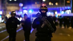 Des policiers à l'endroit où Chérif Chekatt a été abattu jeudi soir à Strasbourg. 