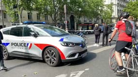 Un important périmètre de sécurité est mis en place boulevard de Courcelles dans le 8e arrondissement de Paris.