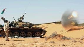 Combattants du CNT à une centaine de kilomètres à l'est de Syrte. Le Conseil national de transition libyen a lancé un nouvel ultimatum aux partisans de Mouammar Kadhafi pour la reddition de leurs derniers bastions, dont l'oasis de Bani Walid qui serait pa